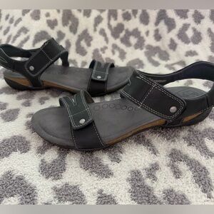 Khombu Solace black sport sandals size 9